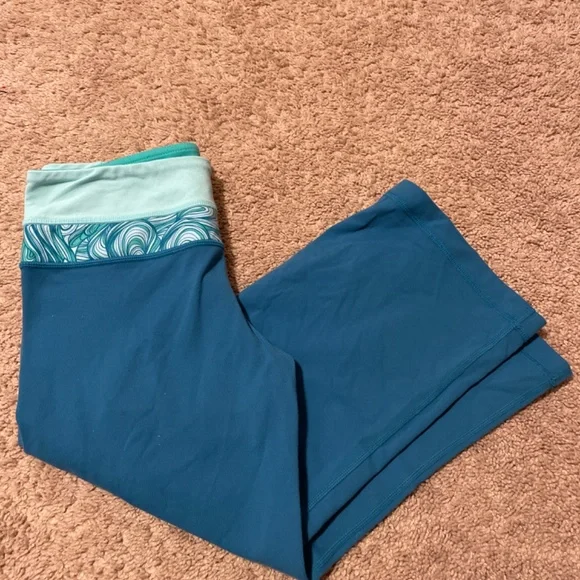 Lululemon blue capris size 4 - Picture 3 of 4